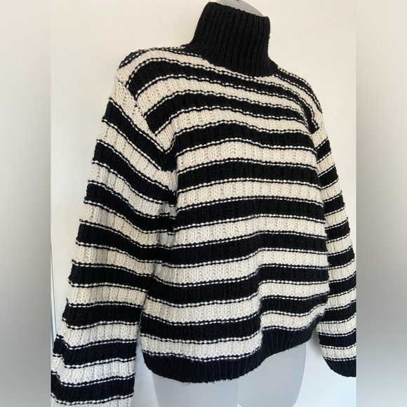 H&M Sweaters - H & M Chunky Knit Sweater Size XS NWT!